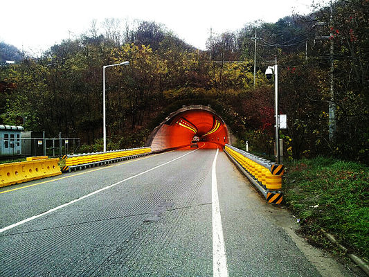 comprare Barriera di protezione stradale scorrevole zincata a caldo con livello internazionale 4 e materiale rullo in PU per garantire la sicurezza stradale online manufacture