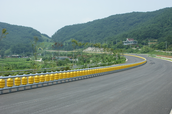 comprare Highway Roller Barrier Roller Size Diameter 245 Mm HDG High Corrosion Resistance for Road Safety online manufacture