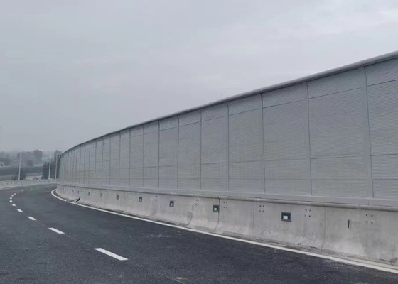 Barriera antirumore autostradale insonorizzata con colonne in acciaio a forma di H