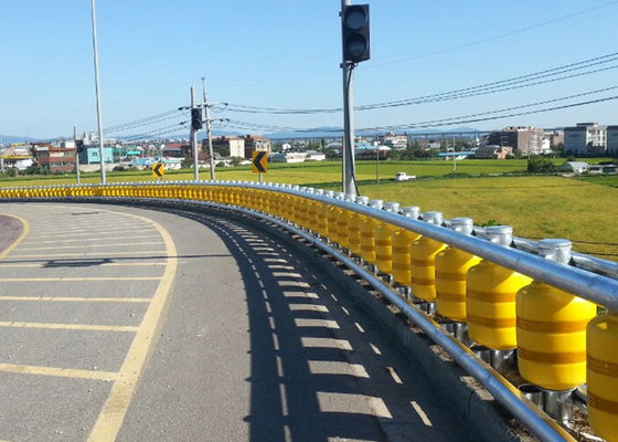 Prezzo buono strength Steel One pillar and four rails protection method Roller Crash Barrier constructed with materials to ensure long term operational safety in linea