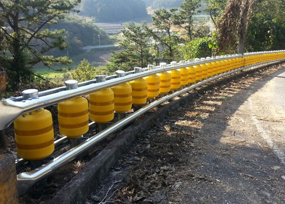 Prezzo buono Barriera contro gli urti a rulli da 4 metri che fornisce protezione a tutto tondo progettata per resistere a condizioni difficili e a forti urti in linea