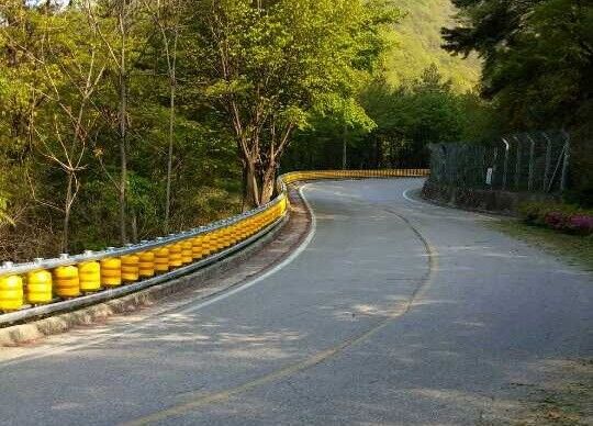 Prezzo buono Tempo di produzione 10-15 giorni Barriera di sicurezza a rulli Barriera di sicurezza personalizzata Protezione del personale e delle attrezzature da collisioni in linea