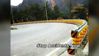 La barriera a rulli per la sicurezza stradale protegge i veicoli